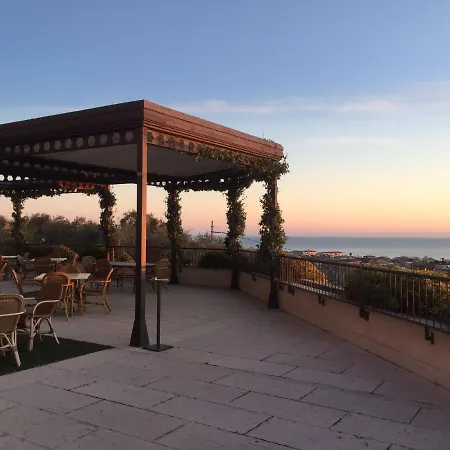 Hotel Maria &